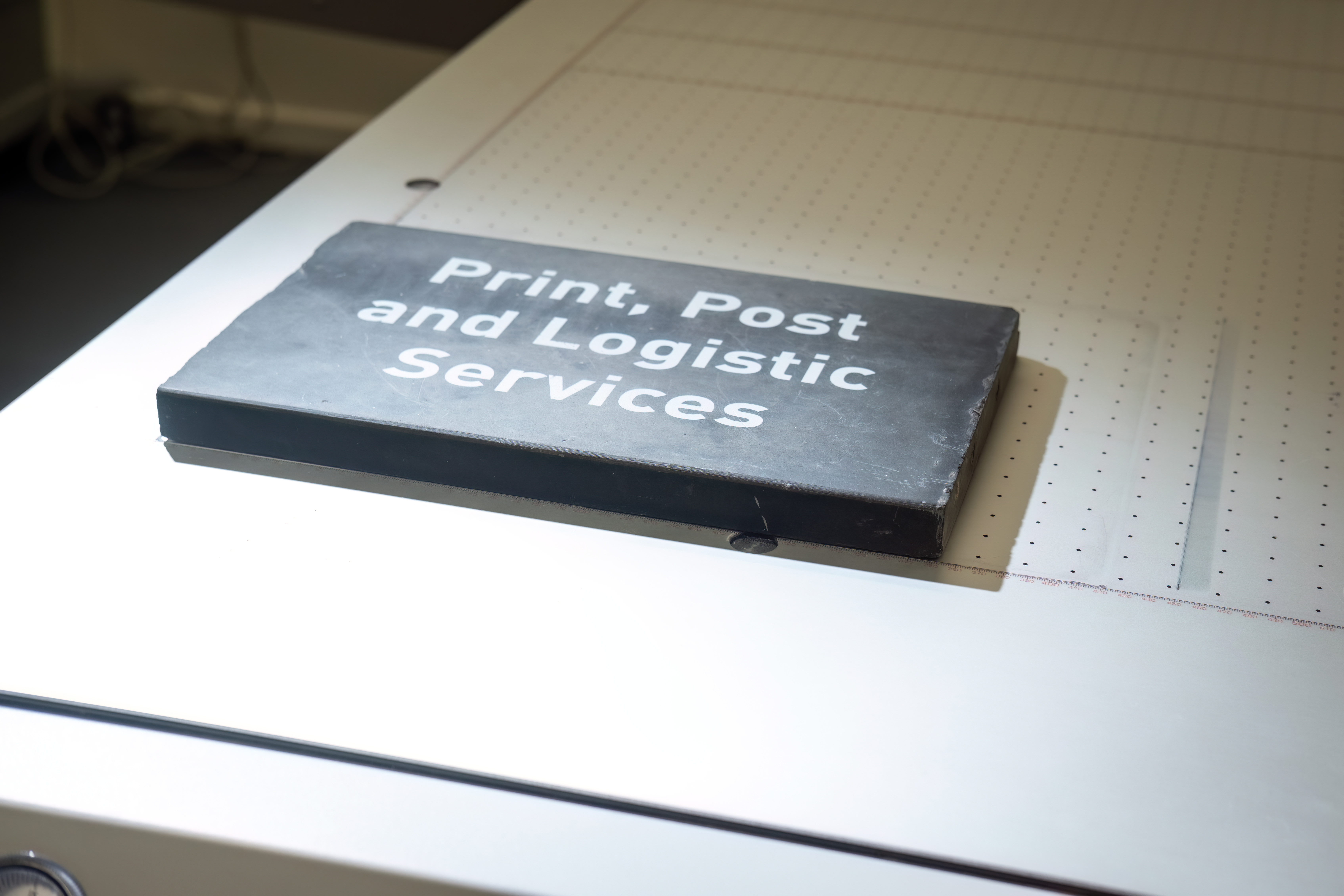 printed late plaque on the bed of the flatbed printer